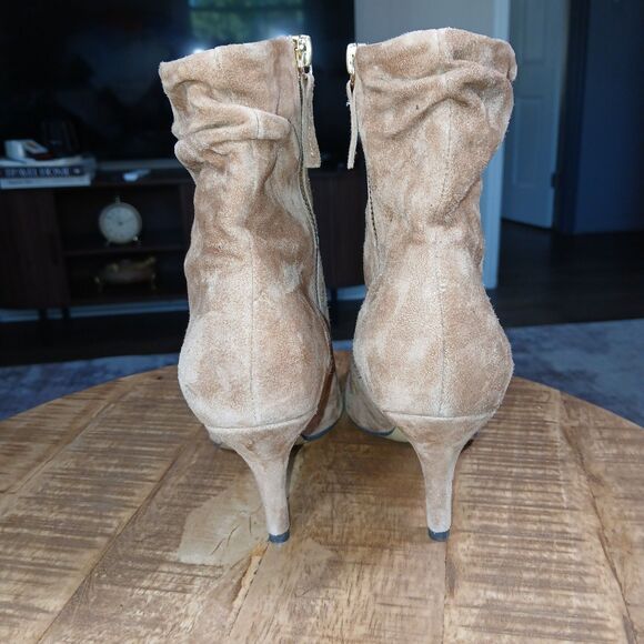 Bella Vita Tan/Beige Suede Sz 6. 5 Bootie Tapered Heel Ankle Boots Gold Zipper - Picture 9 of 15